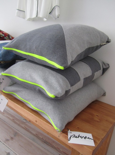 Kissen aus grauem Sweatshirtstoff mit Neonreißverschluß von Petersen
