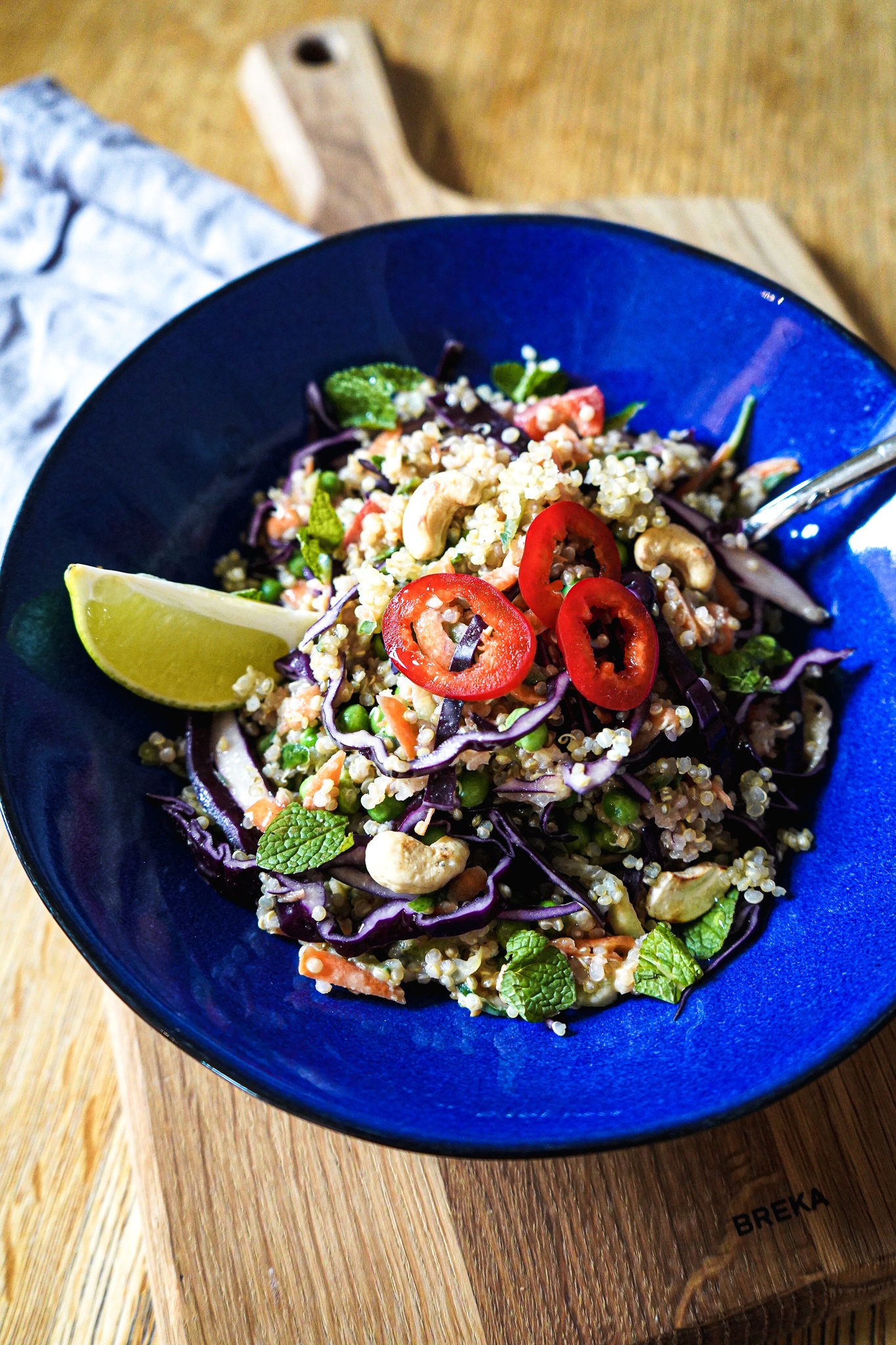 Quinoa-Salat mit Rotkohl, Möhren, Erbsen und Erdnuss-Limette Dressing
