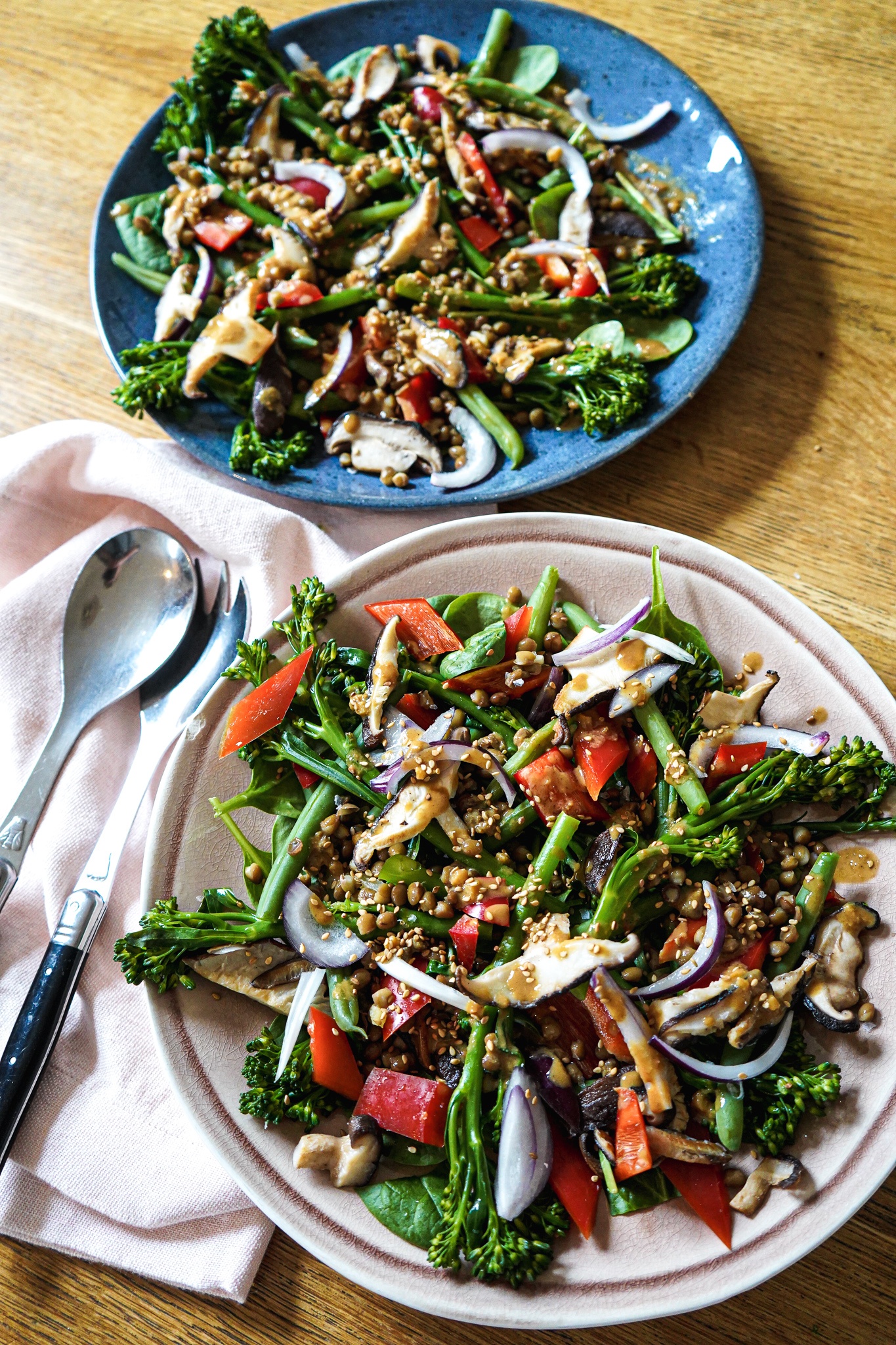 Schöner Salat mit Wildem Brokkoli, Shiitake-Pilzen und Ingwer-Tahin-Dressing
