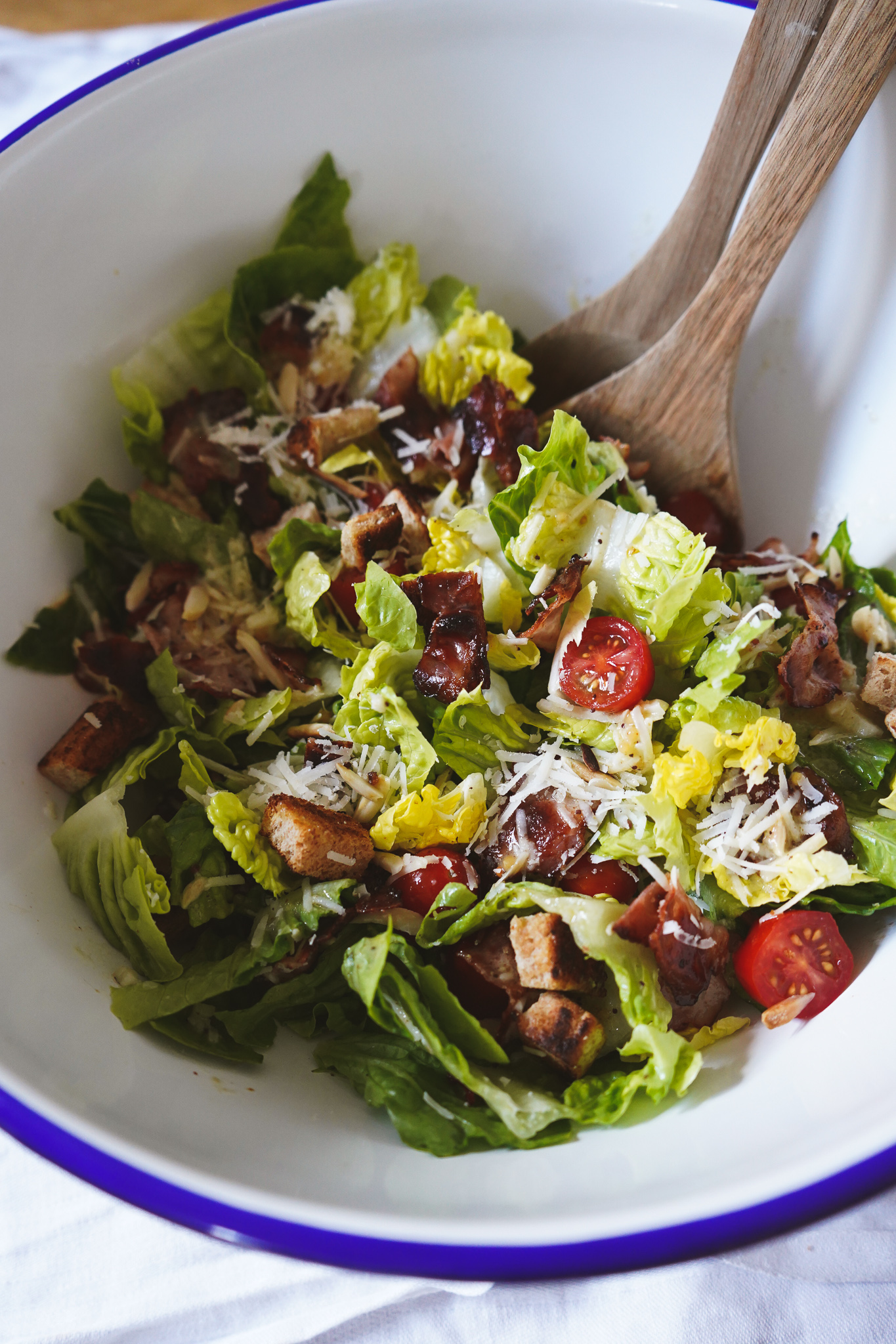 Schöner Salat mit Knusper-Bacon, Mandeln und Käse – Der schmeckt allen!