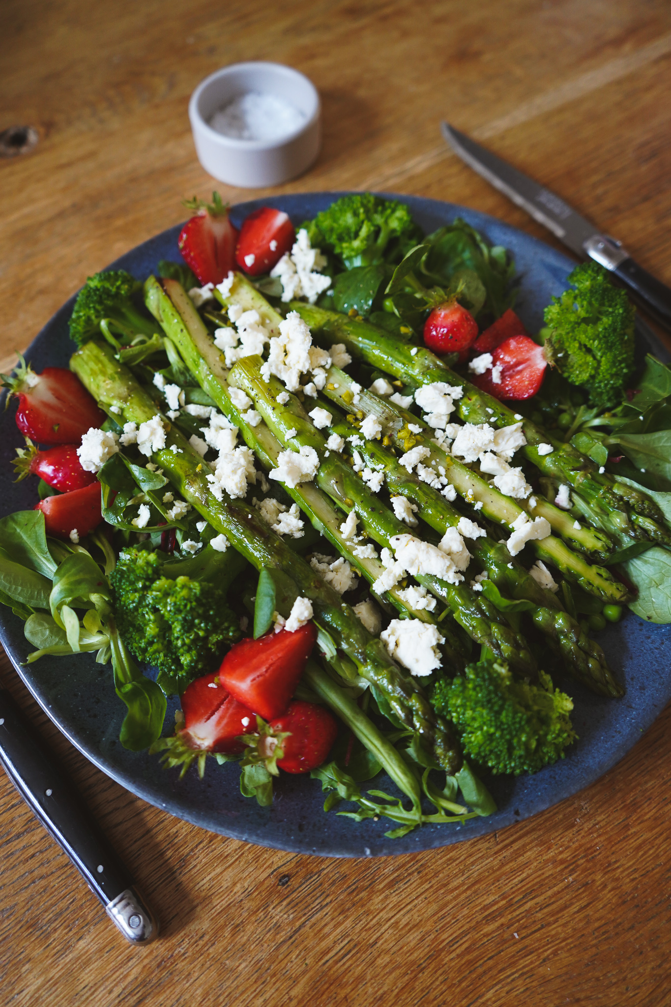 Schöner Salat mit Grünem Spargel, Erdbeeren und Feta