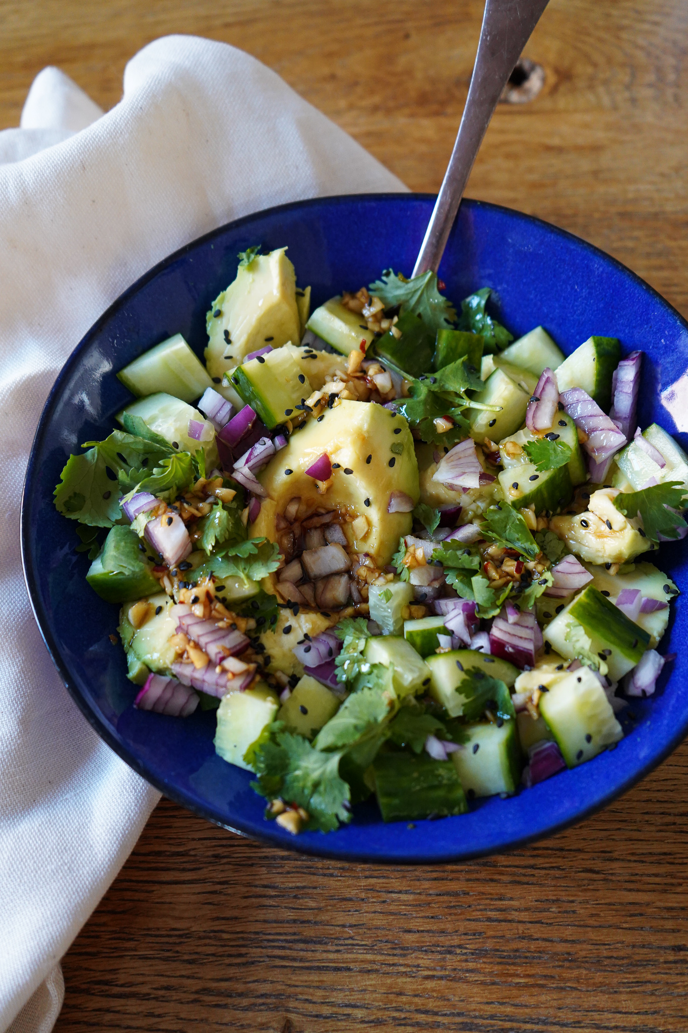 Schöner Salat mit Gurken, Avocado und Koriander – asiatisch inspiriert