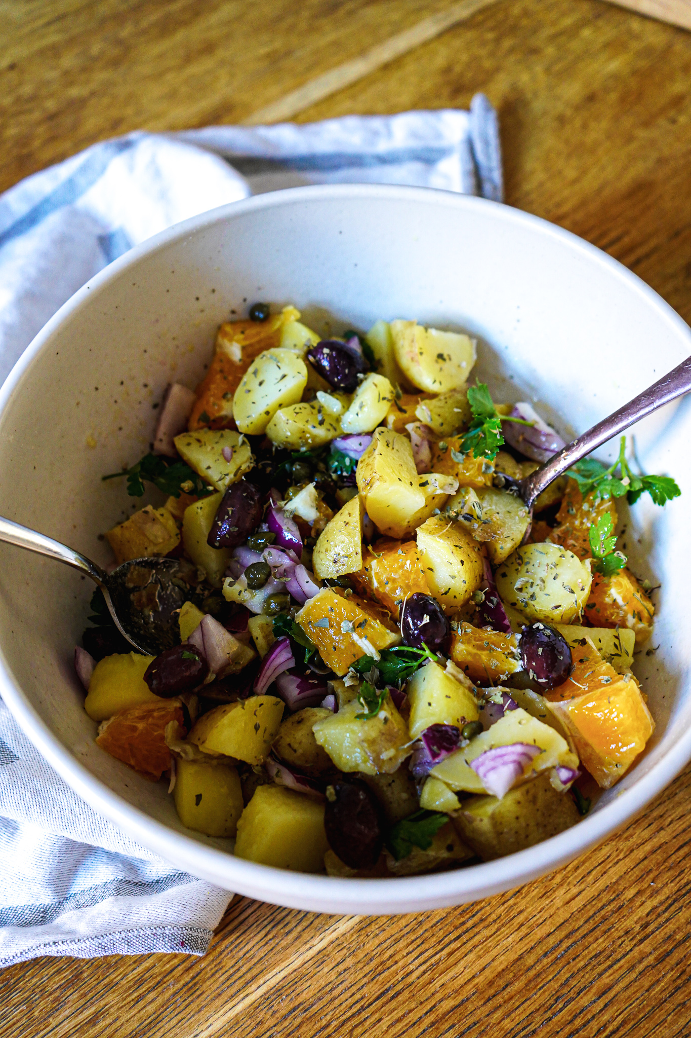 Schöner Salat: Mani Salat mit Kartoffeln, Orangen und Kalamata-Oliven