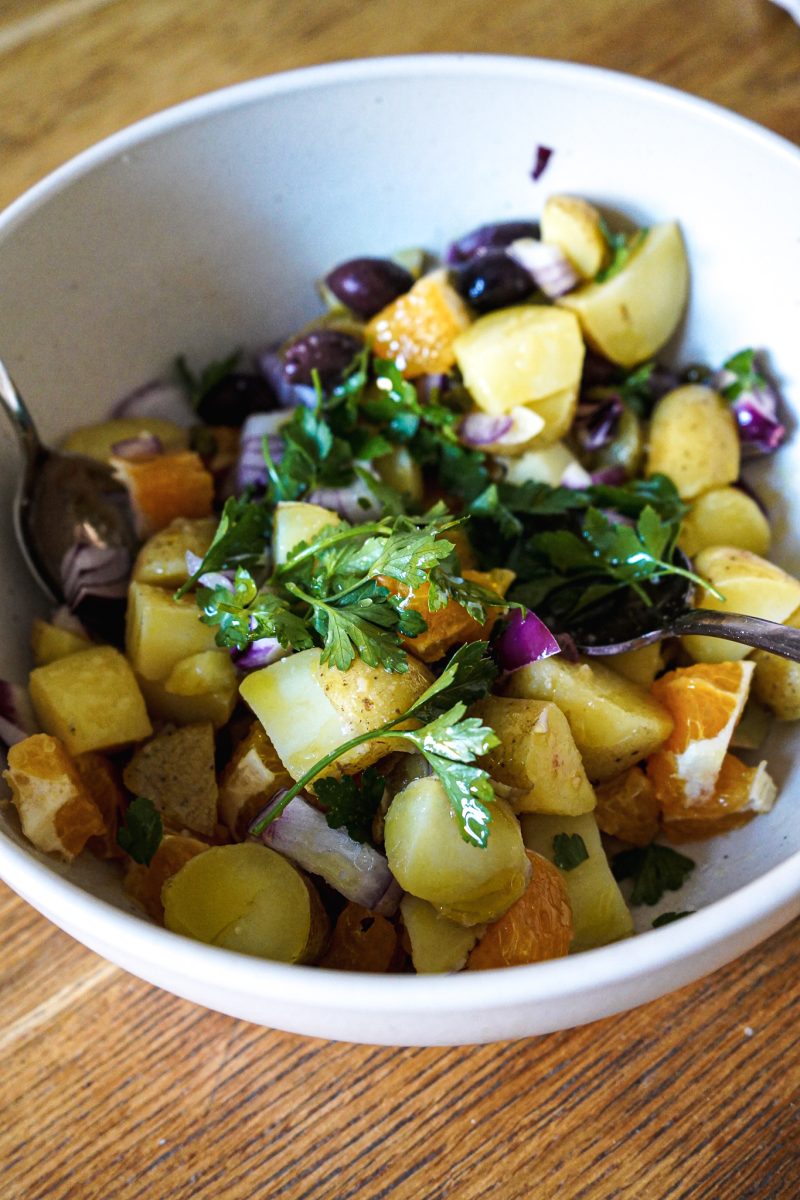 Schöner Salat: Mani Salat mit Kartoffeln, Orangen und Kalamata-Oliven ...