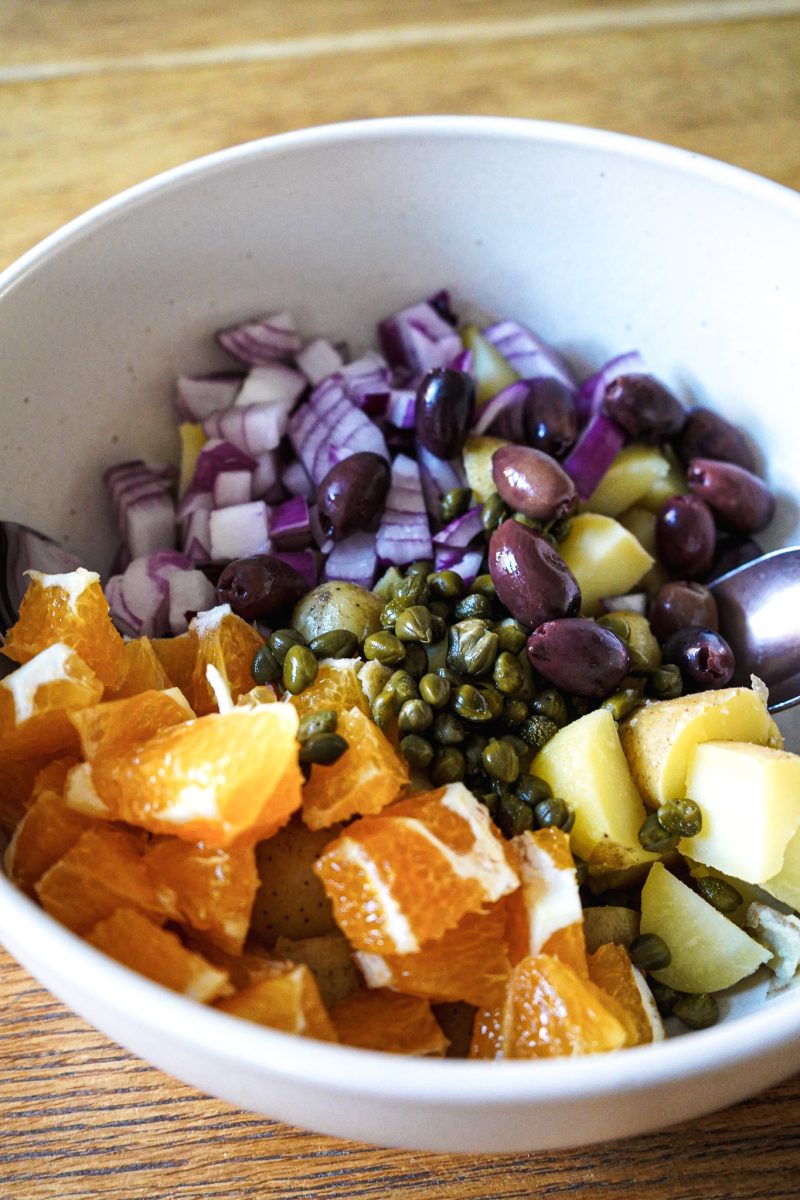 Schöner Salat: Mani Salat mit Kartoffeln, Orangen und Kalamata-Oliven ...