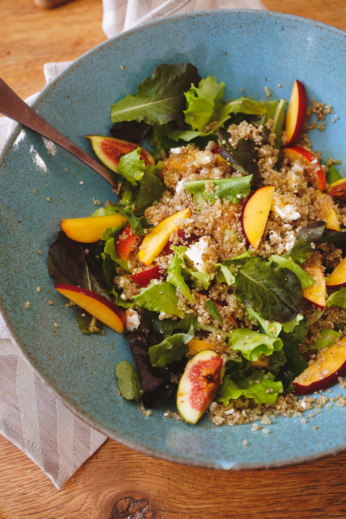 Schöner Salat mit Nektarinen, Quinoa & Feta