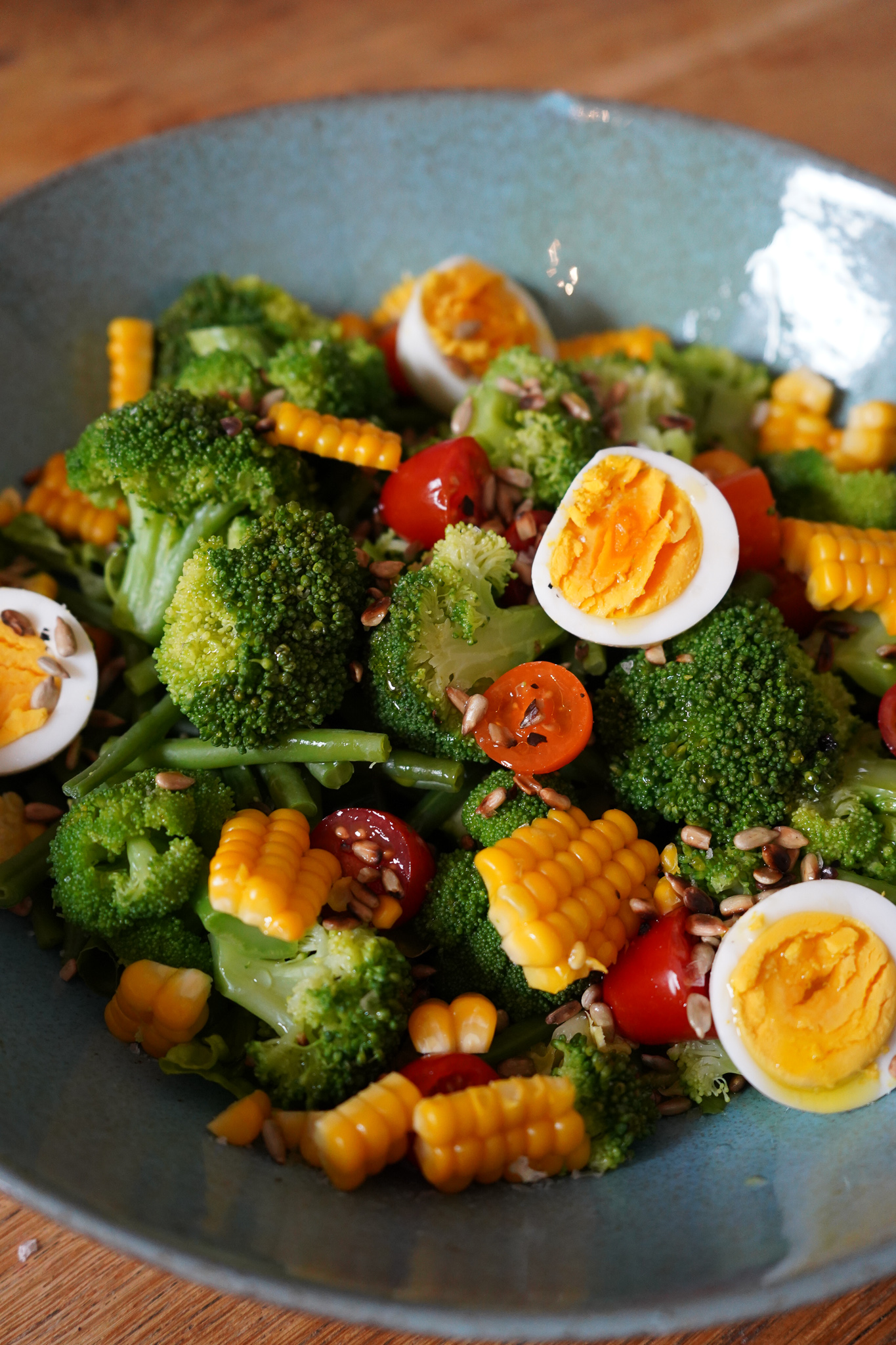 Schöner Sommersalat mit Brokkoli, Zuckermais und Ei