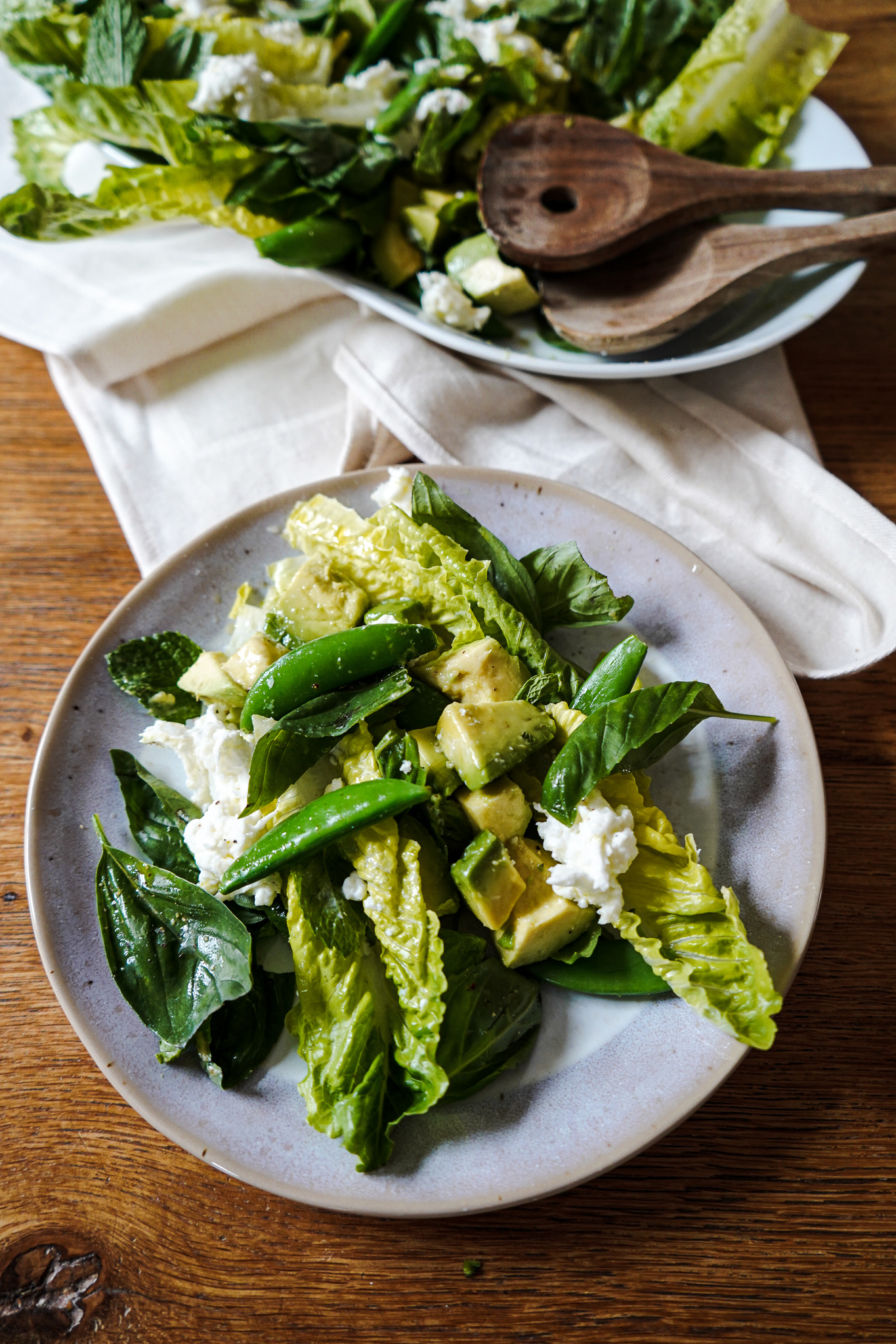 Green Goddess: Schöner Salat mit Kräutern, Zuckerschoten und Büffelmozzarella