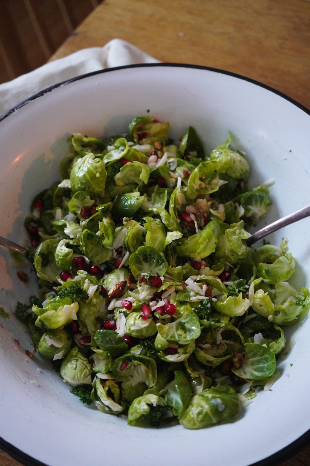 Schöner Salat mit Rosenkohl, Granatapfel, Parmesan und Mandeln - Der ...