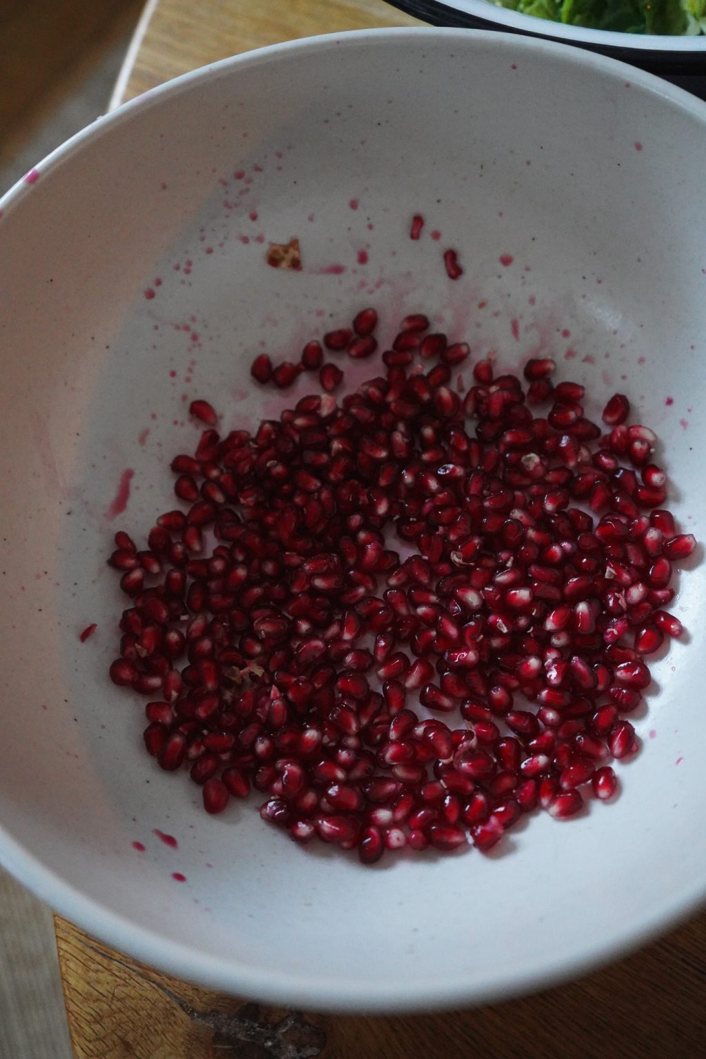 Schöner Salat mit Rosenkohl, Granatapfel, Parmesan und Mandeln - Der ... Schöner Salat mit Rosenkohl, Granatapfel, Parmesan und Mandeln - Der ...