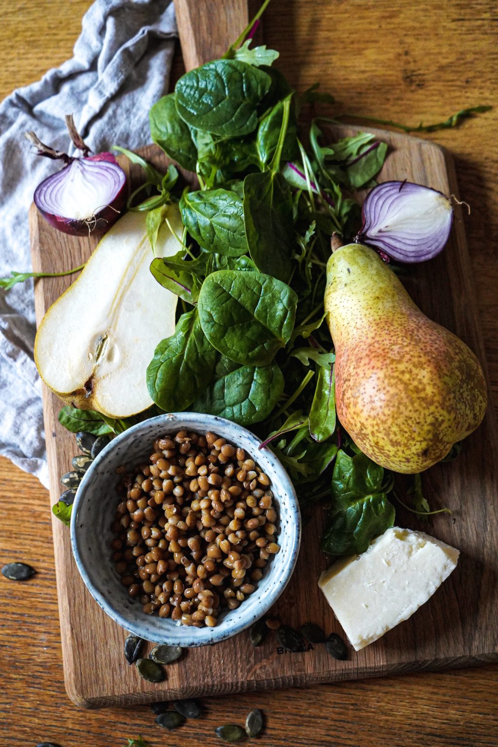 Schöner Salat mit Birne, Linsen und Pecorino - Inspiration für ein ...