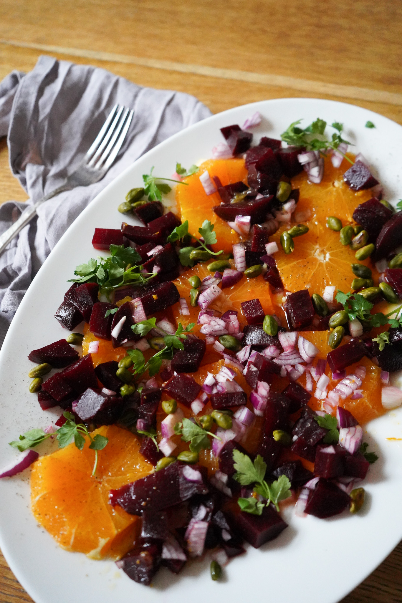 Schöner Salat mit Orangen, Roter Bete und Pistazien