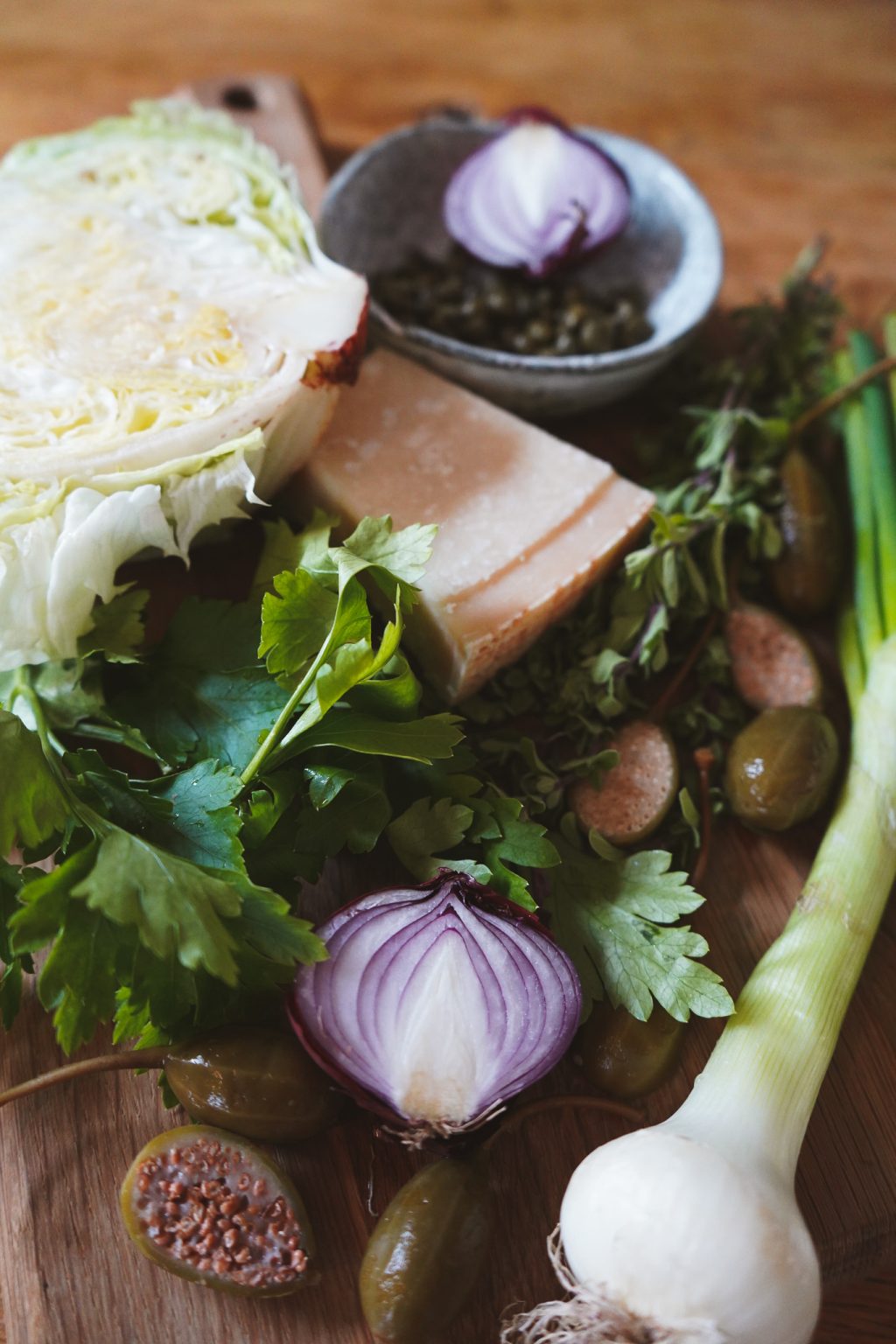 Schöner Salat mit Eisberg, Kapern, Parmesan und Kräutern - Inspiration ...