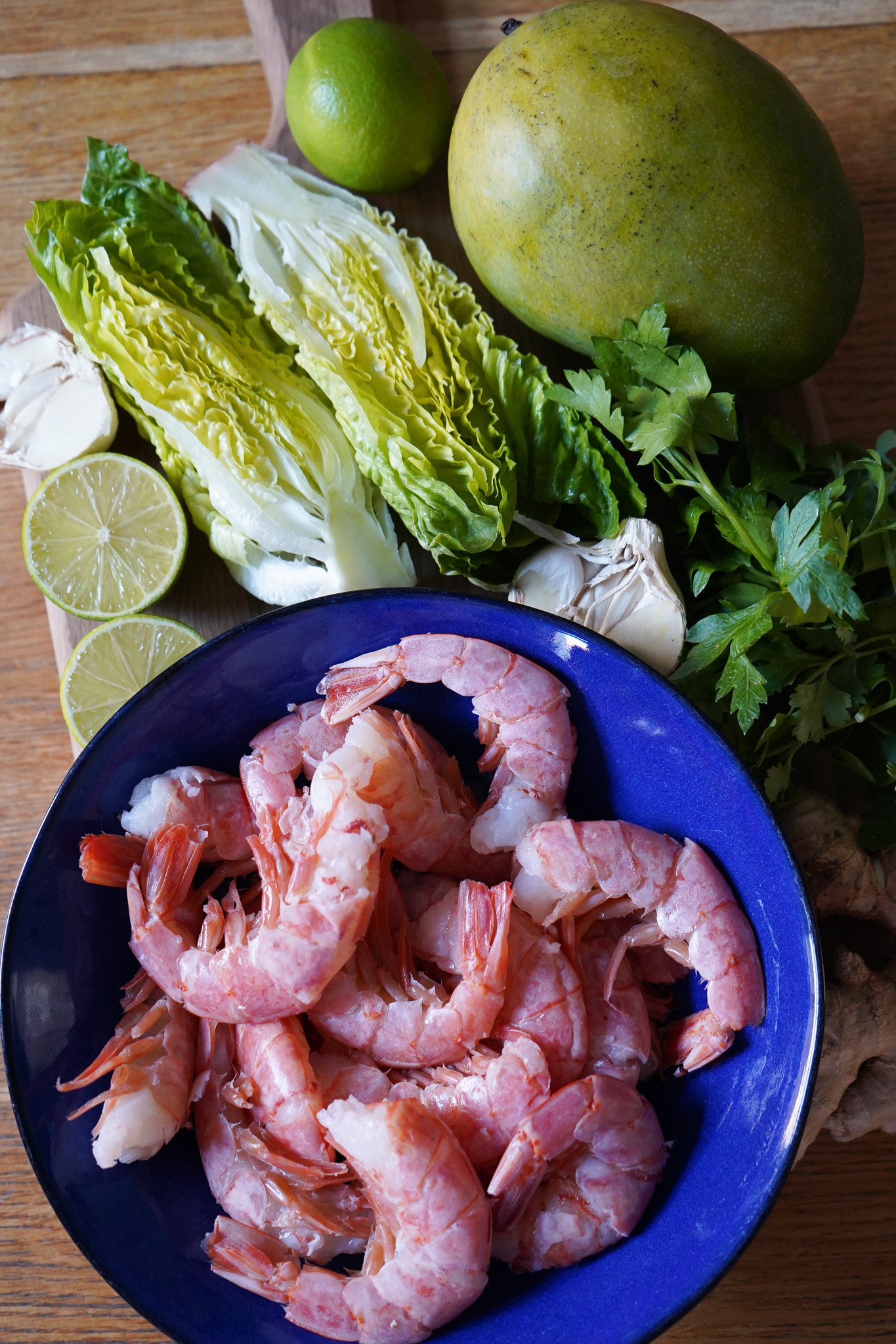 Sch ner Salat Mit Gegrillten Garnelen Mango Chili Salsa Und R mersalat 