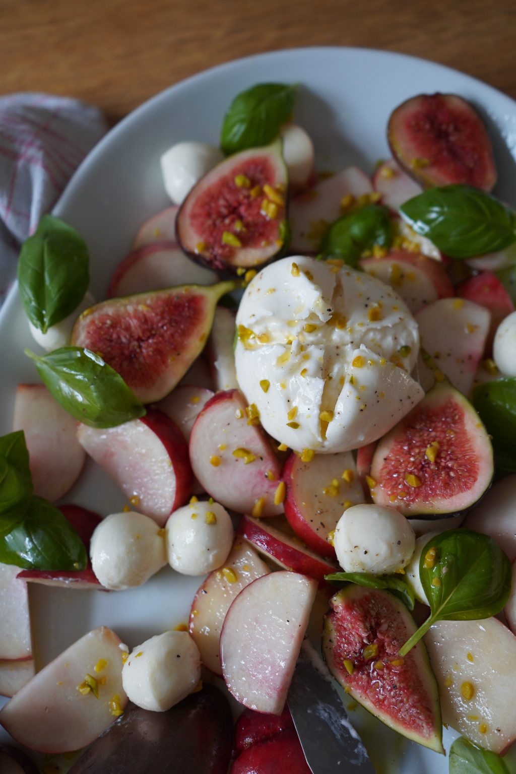 Schöner Salat mit Pfirsich, Burrata, Feigen und Pistazien - Der ... Schöner Salat mit Pfirsich, Burrata, Feigen und Pistazien - Der ...