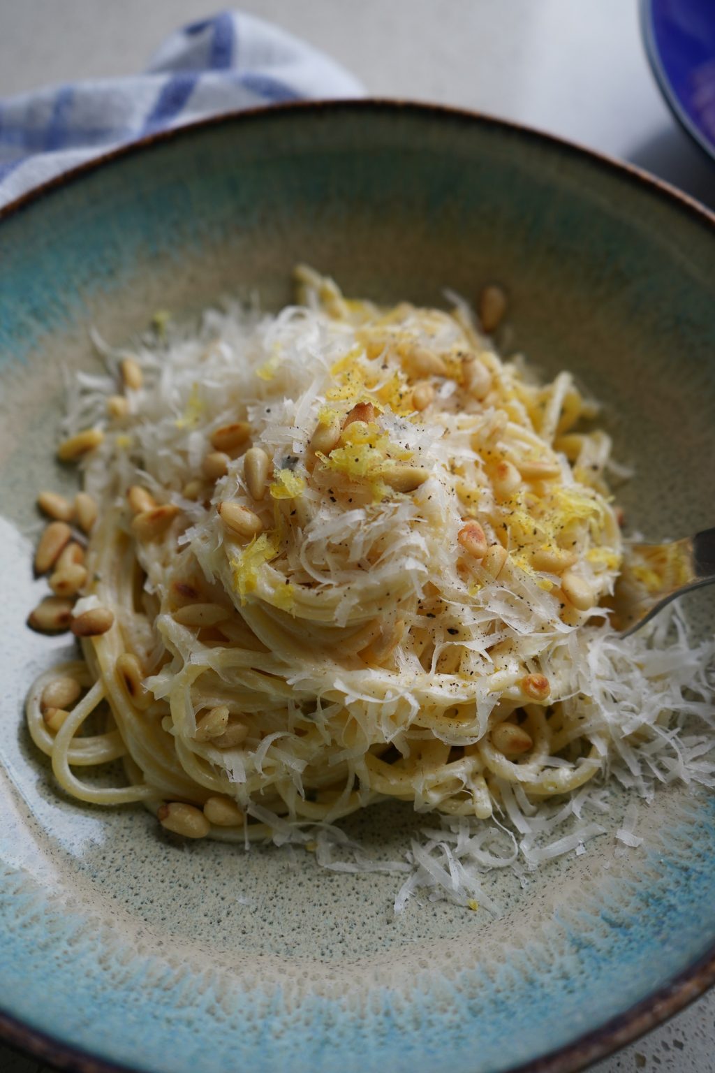 Spaghetti mit Zitronen-frischkäse, Pinienkernen und Parmesan
