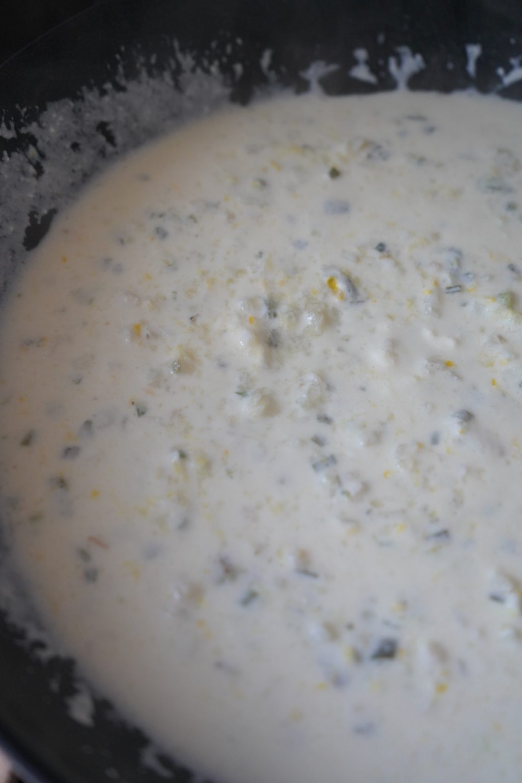Spaghetti mit Zitronen-frischkäse, Pinienkernen und Parmesan