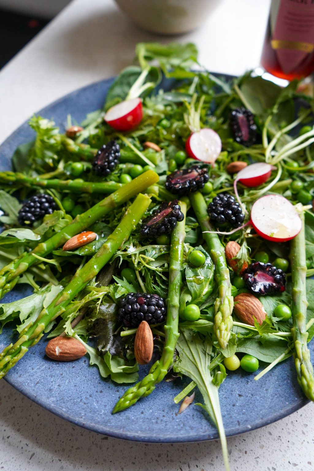 Schöner Frühlingssalat mit grünem Spargel, Brombeeren und Balsamessig ...