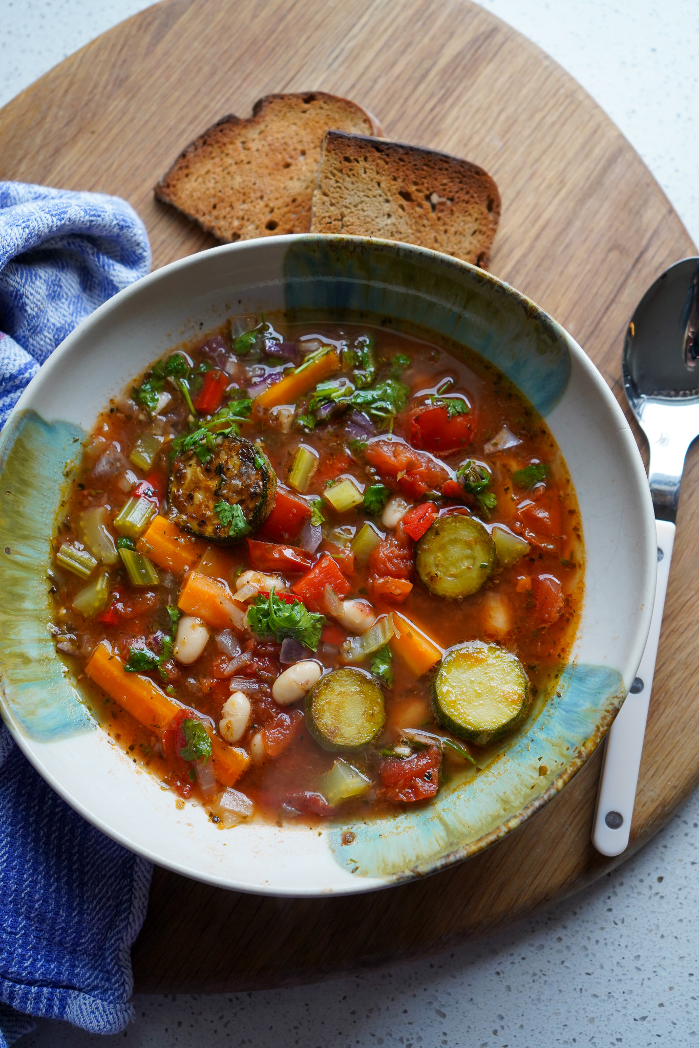 Ribollita: Toskanischer Gemüseeintopf mit Bohnen + Profi-Tipp