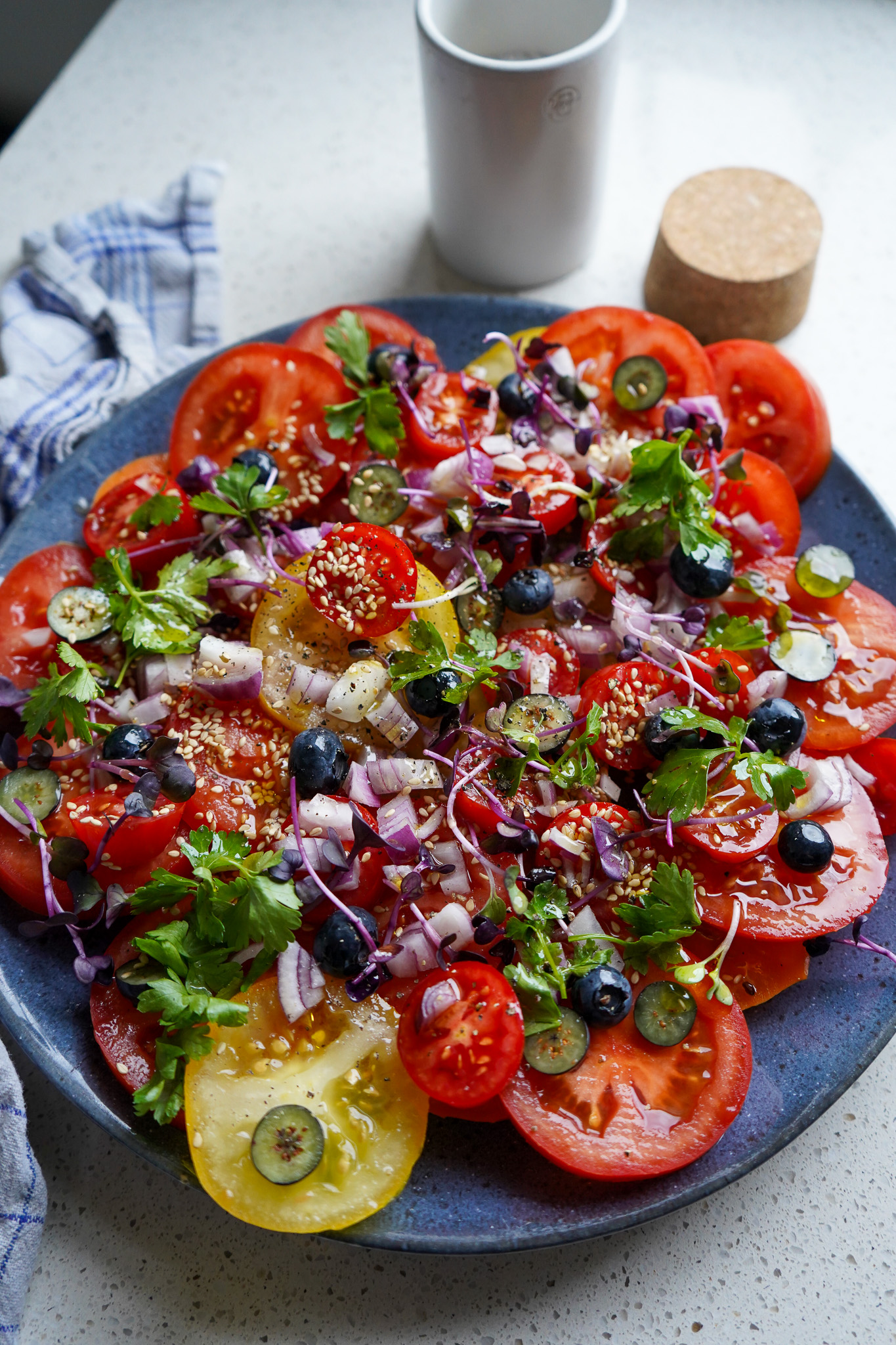 Schöner Salat mit Tomaten und Blaubeeren